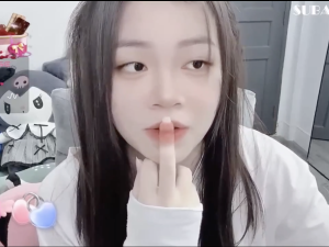 Em phò MinhHa-18 live stream khoe hàng dâm và nhiều nước